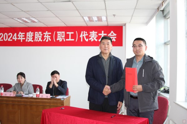 4、王董事長與第八分公司經(jīng)理呂志偉簽訂2025年目標(biāo)責(zé)任書