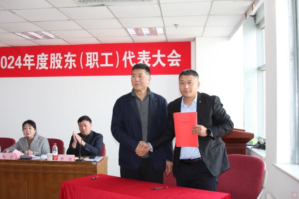 5、王董事長與第九分公司經(jīng)理胡效陽簽訂2025年目標(biāo)責(zé)任書