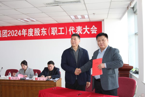 7、王董事長與融樂智專業(yè)化公司副總經(jīng)理歐陽廣城簽訂2025年目標(biāo)責(zé)任書