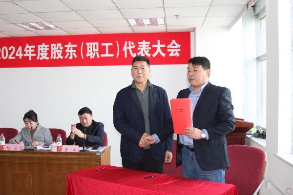 8、王董事長與安裝消防公司經(jīng)理吳洪勇簽訂2025年目標(biāo)責(zé)任書